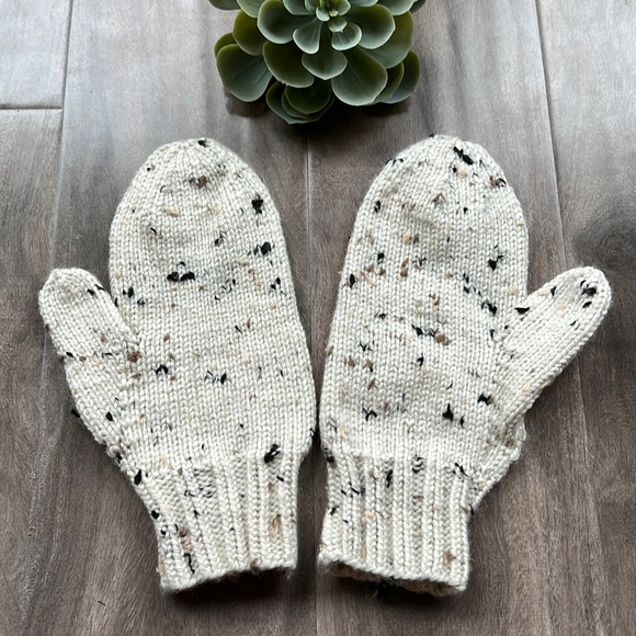 🌟HOST PICK🌟 HANDCRAFTED knit mittens - NEW - Picture 1 of 4